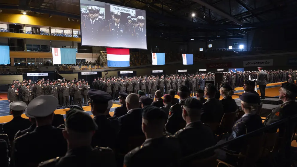750 militairen staan en zitten in sportaccommodatie Omnisport in Apeldoorn.