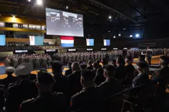 750 militairen staan en zitten in sportaccommodatie Omnisport in Apeldoorn.