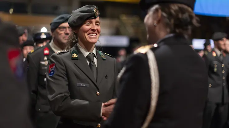 Luitenant-generaal Annelore Roelofs reikt een herinneringsmedaille uit.