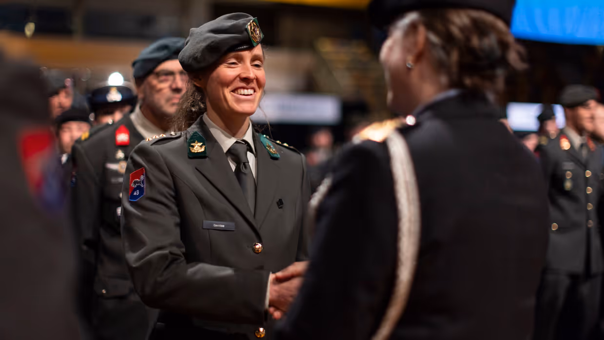 Luitenant-generaal Annelore Roelofs reikt een herinneringsmedaille uit.