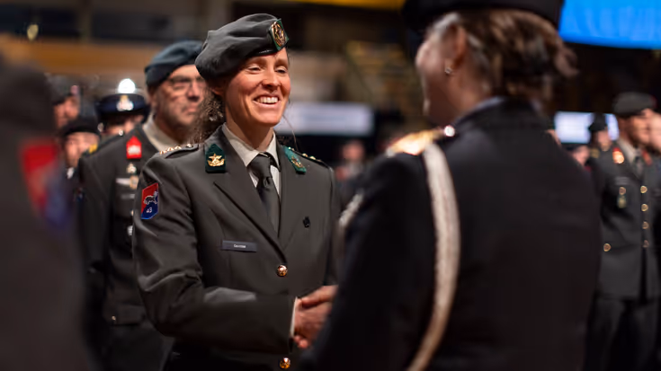 Luitenant-generaal Annelore Roelofs reikt een herinneringsmedaille uit.