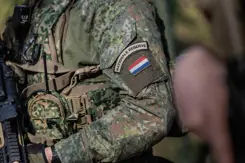 Mouw van uniform met logo reservisten en Nederlandse vlag erop.