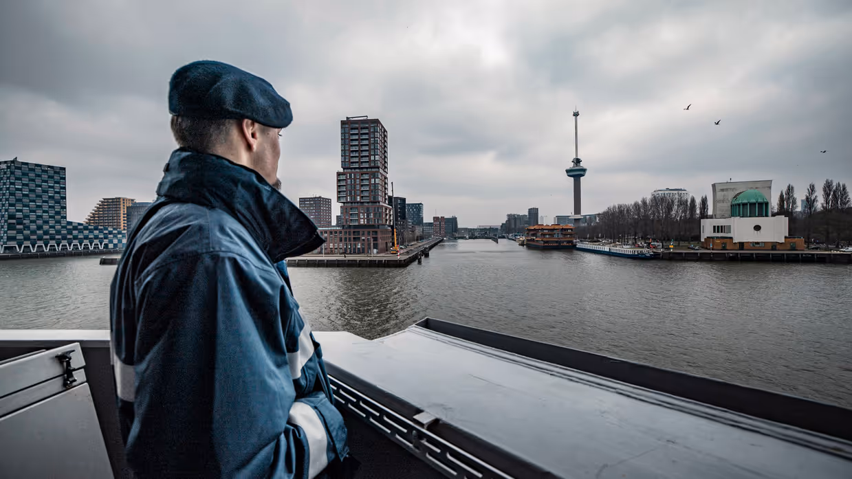 Marineman kijkt vanaf marinefregat naar Euromast.