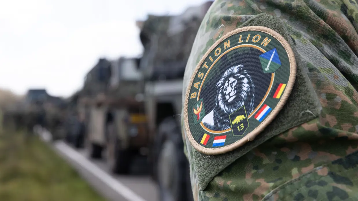 Het logo van Bastion Lion op de schouder van een militair.