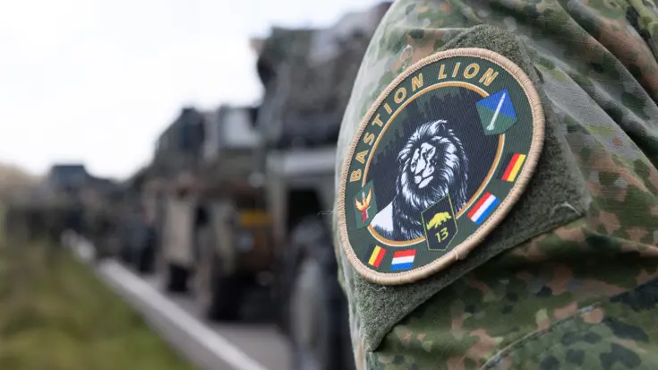 Het logo van Bastion Lion op de schouder van een militair.