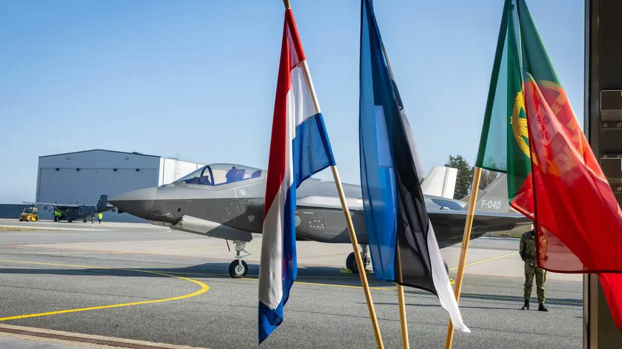 Vlaggen van Nederland, Estland en Portugal met daar achter een F-35.
