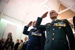 Commandant der Strijdkrachten generaal Onno Eichelsheim en Commandant Landstrijdkrachten luitenant-generaal Jan Swillens brengen eregroet.