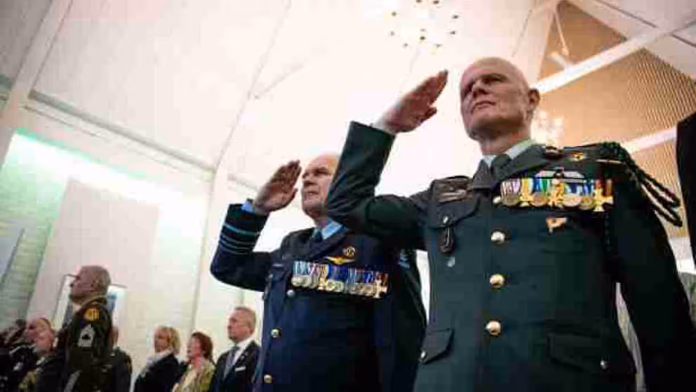 Commandant der Strijdkrachten generaal Onno Eichelsheim en Commandant Landstrijdkrachten luitenant-generaal Jan Swillens brengen eregroet.