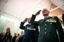 Commandant der Strijdkrachten generaal Onno Eichelsheim en Commandant Landstrijdkrachten luitenant-generaal Jan Swillens brengen eregroet.