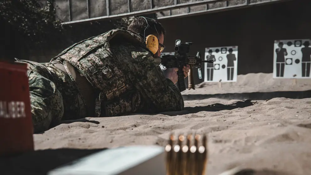Militair doet al liggend een schietoefening.