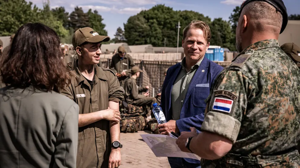 Staatssecretaris Tuinman in gesprek met deelnemers Maatschappelijke Diensttijd. 