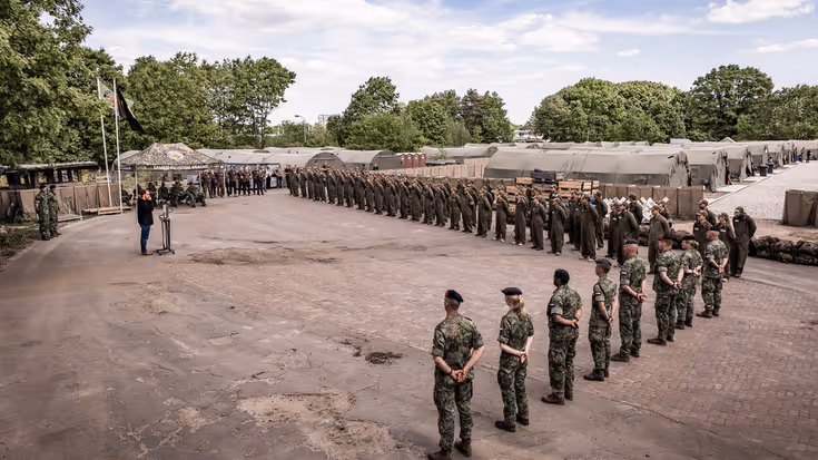 Militairen staan opgesteld.