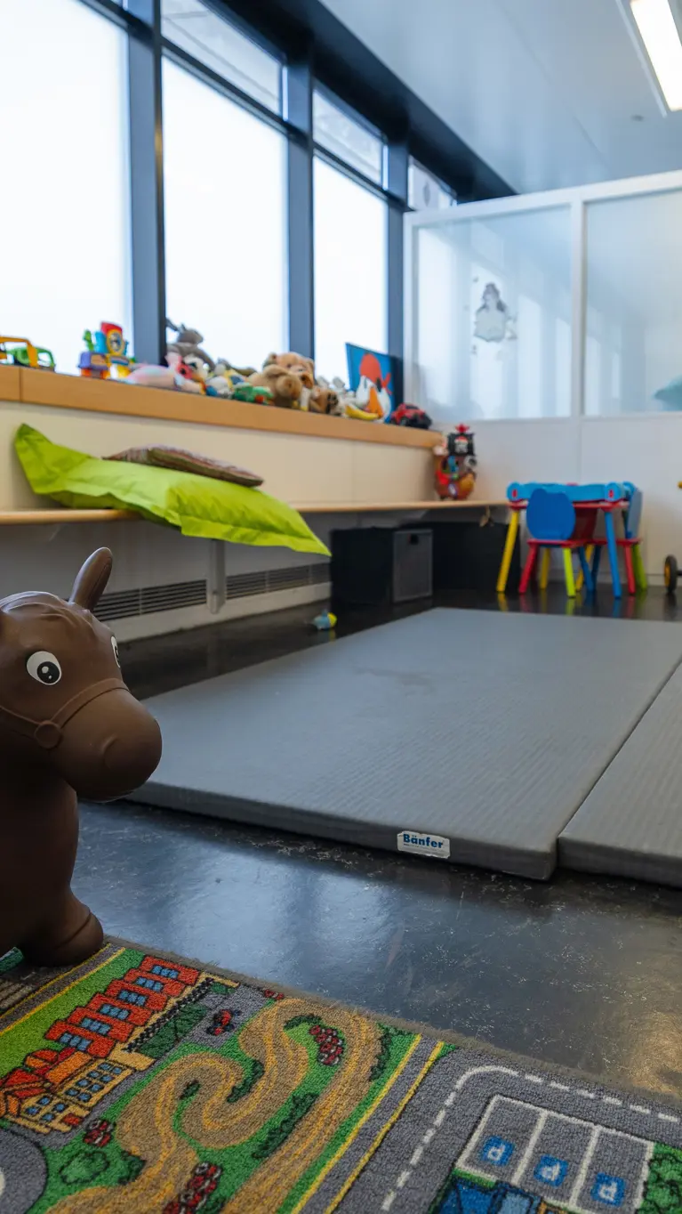 Een speelgoedbeest in de kinderkamer op Schiphol.