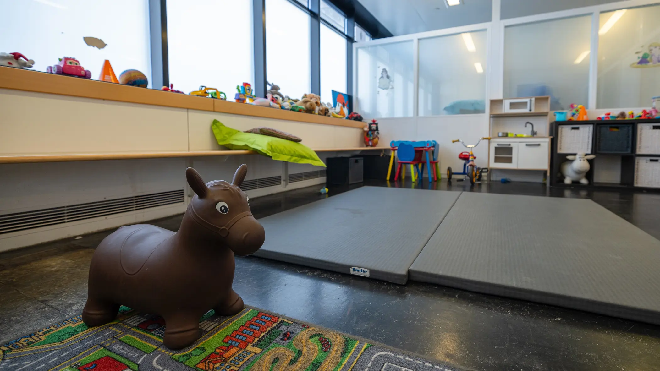 Een speelgoedbeest in de kinderkamer op Schiphol.