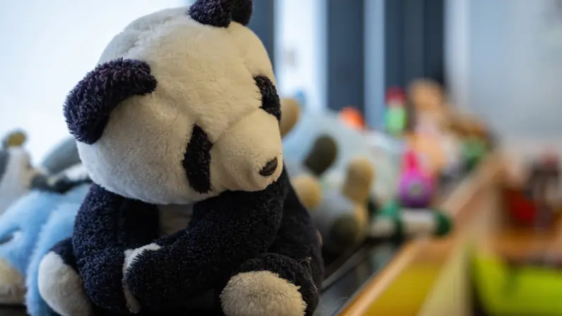 Een speelgoedbeer in de kinderkamer van Schiphol