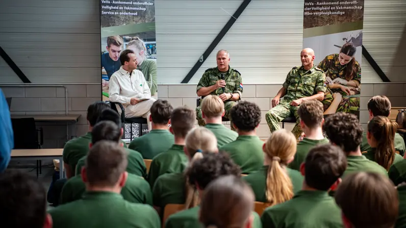 2 militairen op podium worden door studenten geïnterviewd.