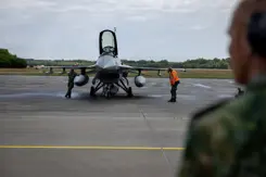 Een F-16 staat aan de grond.