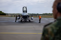 Een F-16 staat aan de grond.