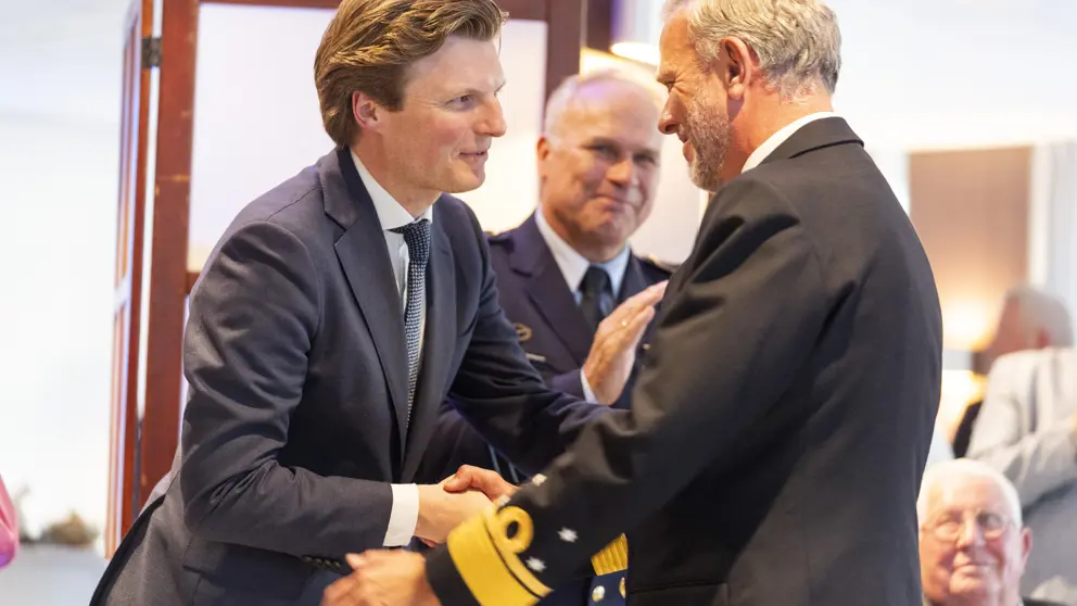 Minister Brekelmans schudt admiraal Bauer de hand.