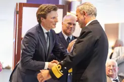 Minister Brekelmans schudt admiraal Bauer de hand.