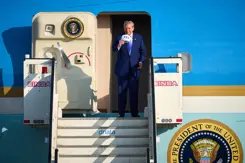 President Trump stapt uit Air Force One op Schiphol.
