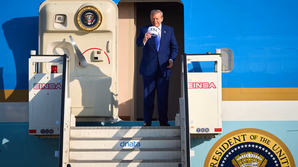 President Trump stapt uit Air Force One op Schiphol.
