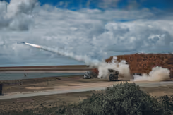 Een raket wordt afgevuurd.