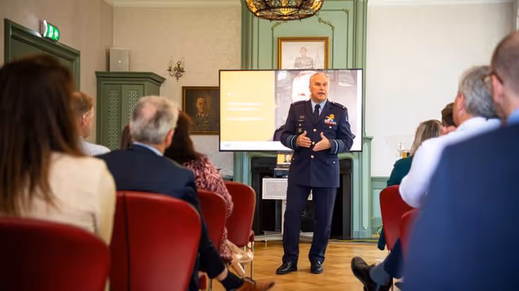 Commandant der Strijdkrachten generaal Onno Eichelsheim spreekt zaal toe.