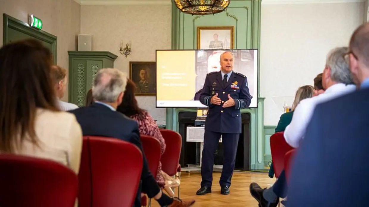 Commandant der Strijdkrachten generaal Onno Eichelsheim spreekt zaal toe.