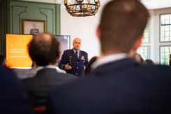 Commandant der Strijdkrachten generaal Onno Eichelsheim spreekt zaal toe.