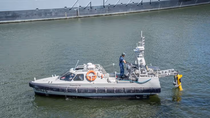 Onderwaterdrone hangt achter vaartuig Defensie.