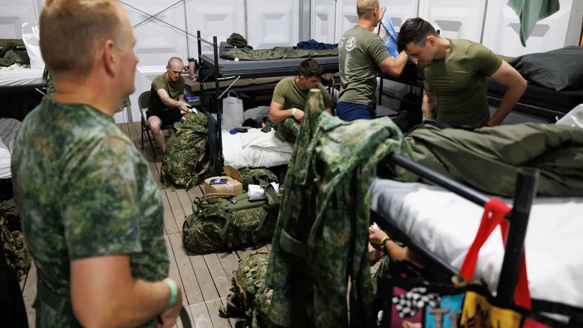 Militairen in hun tent maken zich klaar voor weer een dag.