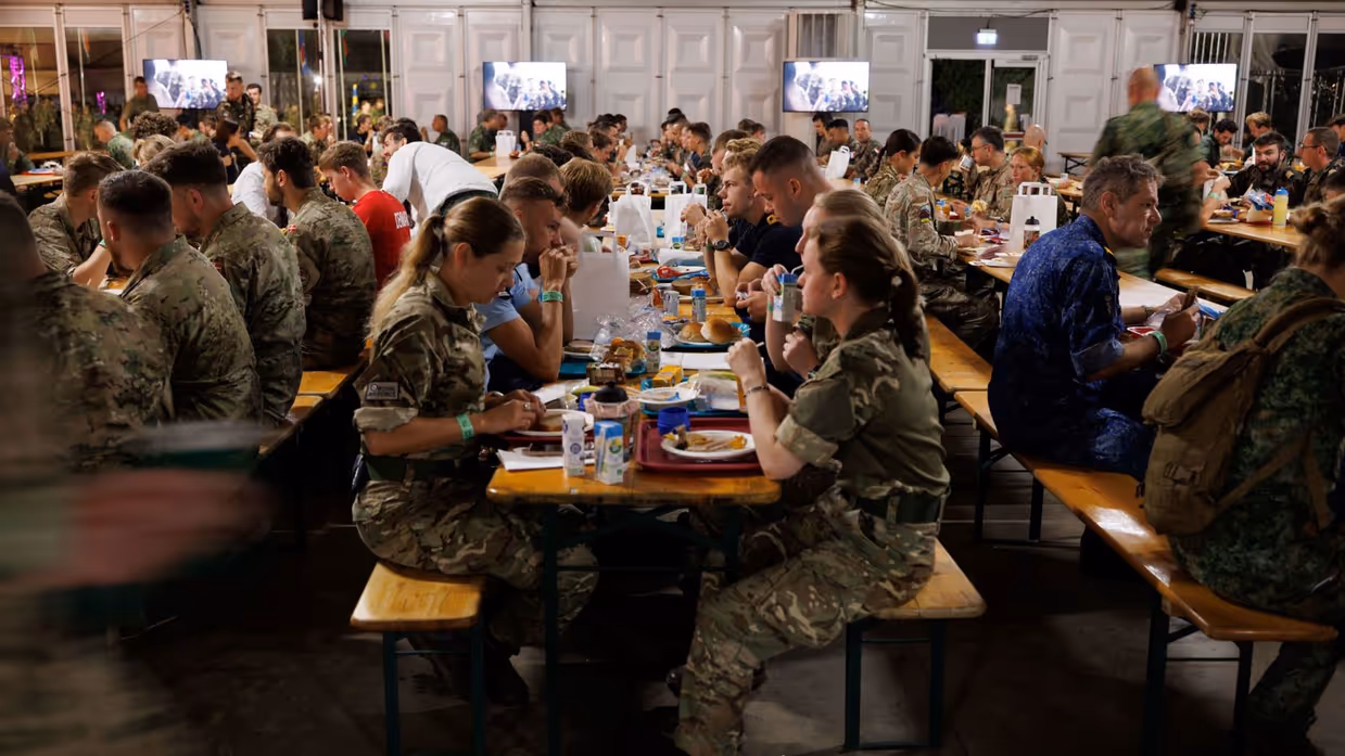 Militairen ontbijten voor de start van de  Vierdaagse. 