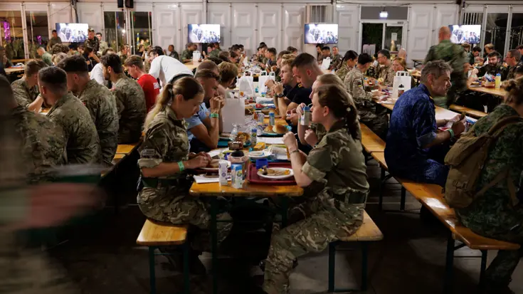 Militairen ontbijten voor de start van de  Vierdaagse. 