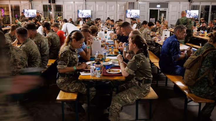 Militairen ontbijten voor de start van de  Vierdaagse. 