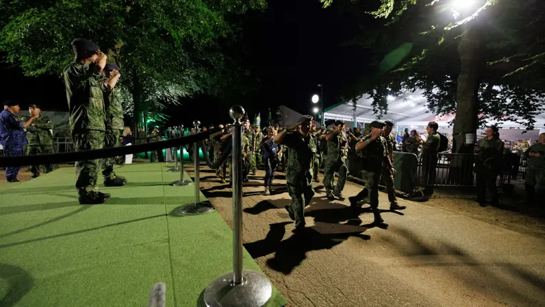  Militairen salueren en starten  hun wandeling.