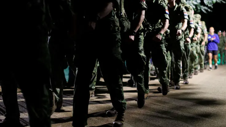 Militairen gaan naar de start. 
