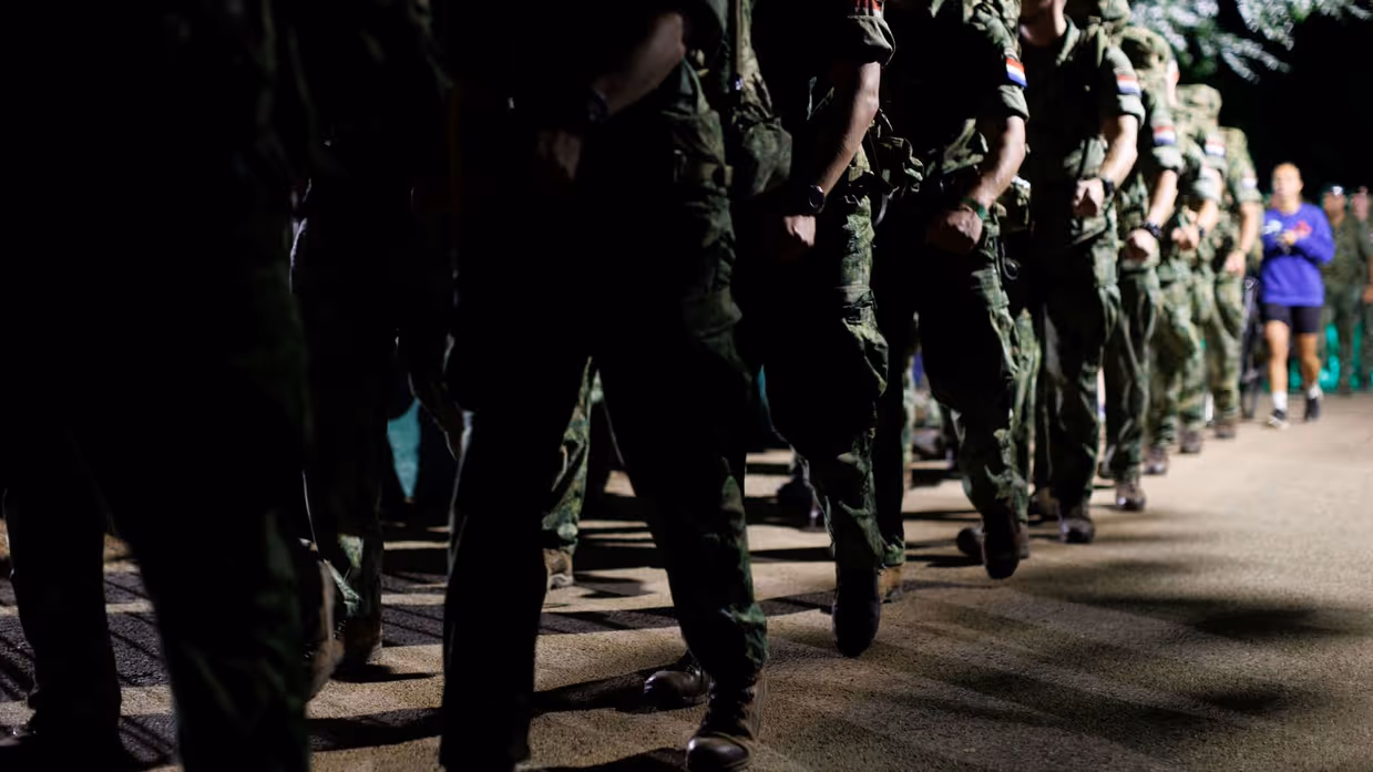 Militairen gaan naar de start. 