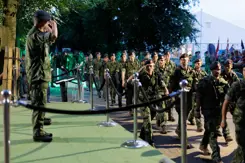 Militairen beginnen aan de eerste etappe van de Vierdaagse. 