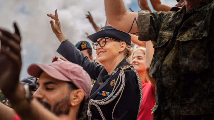 Sandra Keijer zwaait naar het publiek.