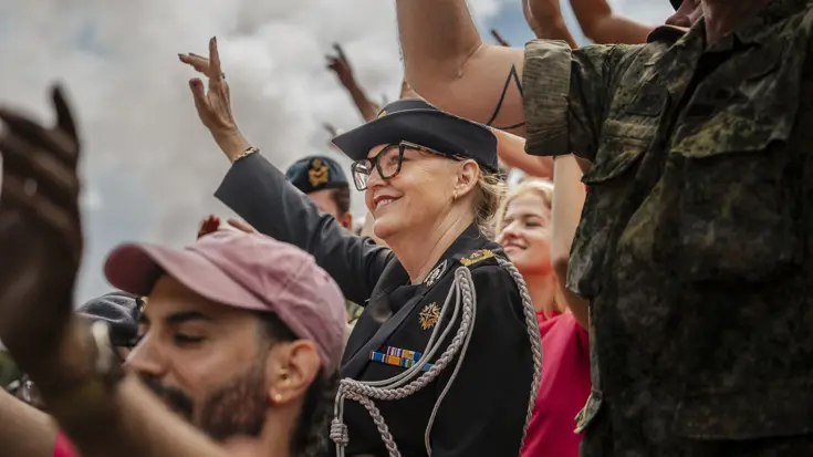 Sandra Keijer zwaait naar het publiek.
