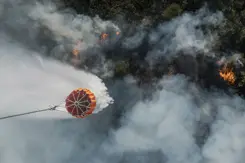Waterdrop op vuurhaard gezien vanuit de lucht.