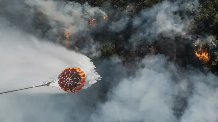 Waterdrop op vuurhaard gezien vanuit de lucht.