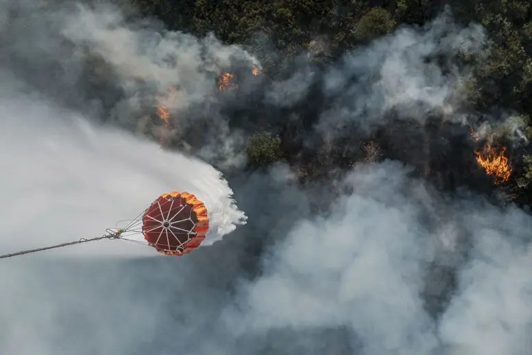 Waterdrop op vuurhaard gezien vanuit de lucht.