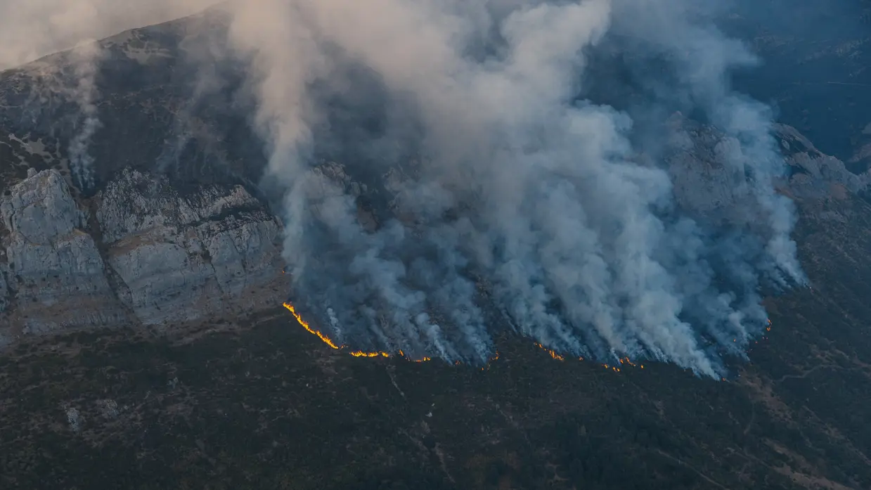 Bosbrand vanuit de lucht gezien.