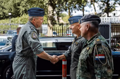 Luchtmachtcommandant luitenant-generaal André Steur begroet de Koning.