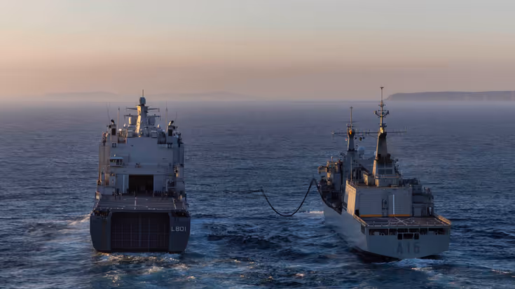 2 marineschepen op open water.