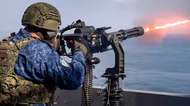 Militair van de marine schiet vanaf een schip.