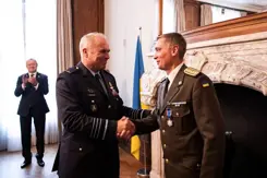 CDS Onno Eichelsheim feliciteert de Oekraïense defensieattaché Yurii Herashchenko met het Ereteken voor Verdienste in Zilver.