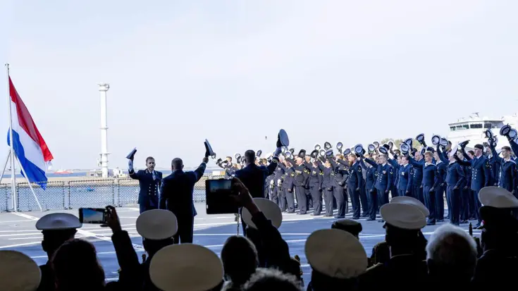 Juichende militairen van de marine.